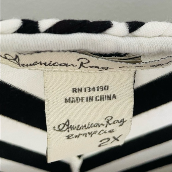 American Rag top, cool black & white never goes out of style, size 2X - Picture 5 of 6